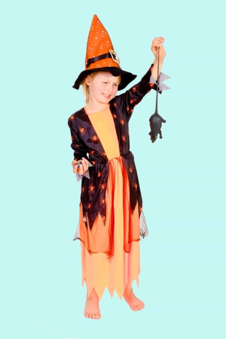 Kostüm Halloween Hexe Mäuse Schreck. 13,- € für vier Tage. Zubehör inklusive – Chemnitzer Kostümverleih. Gr. 134 für Kinder H-35