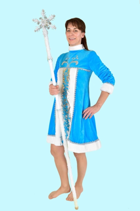 Kostüm russische Folklorekleid Snegurutschka Gr. 38-40 für Erwachsene. 23,- € für vier Tage. Zubehör inklusive. Chemnitzer Kostümverleih. W-75